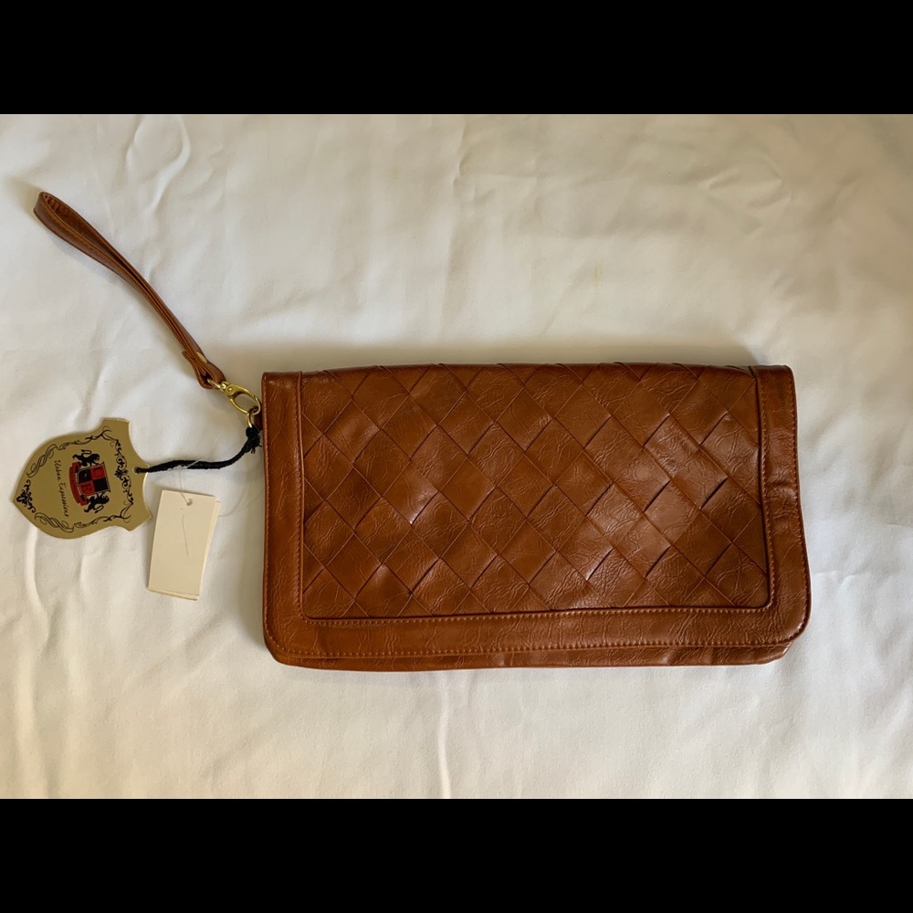 Cognac clutch with removable strap